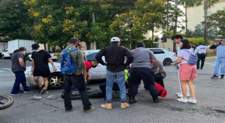 Motociclistas terminan lesionados al impactarse contra camioneta