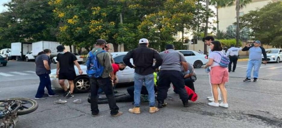 Motociclistas terminan lesionados al impactarse contra camioneta