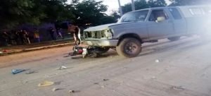 Camioneta impacta a dos jóvenes