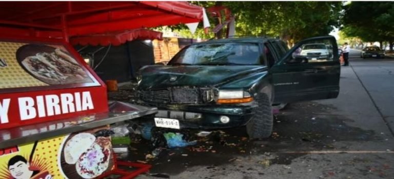 Carrito de hot dogs es impactado por una camioneta
