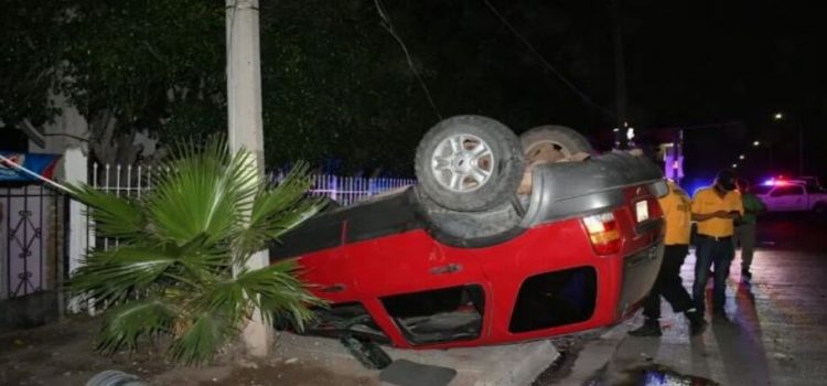 Vehículo termina volcado en la colonia San Francisco