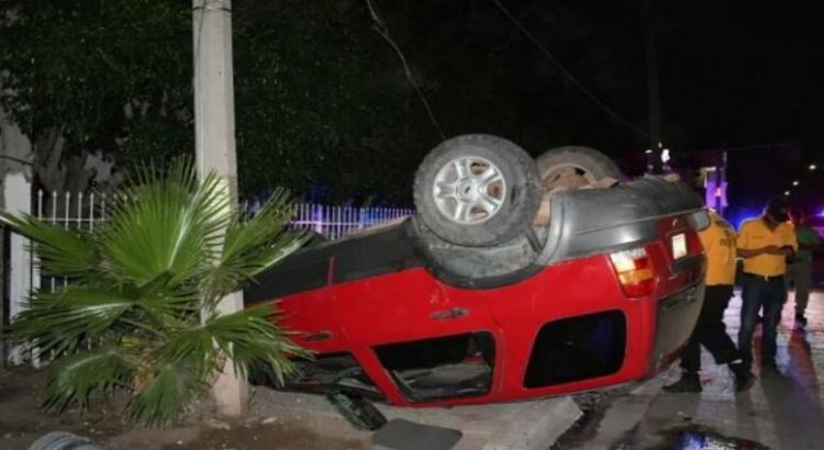 Vehículo termina volcado en la colonia San Francisco
