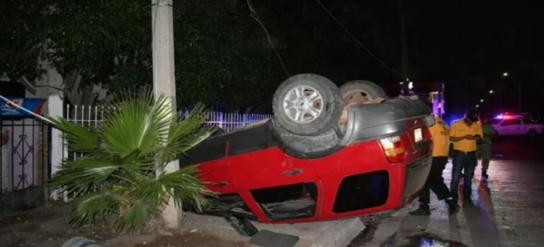 Vehículo termina volcado en la colonia San Francisco