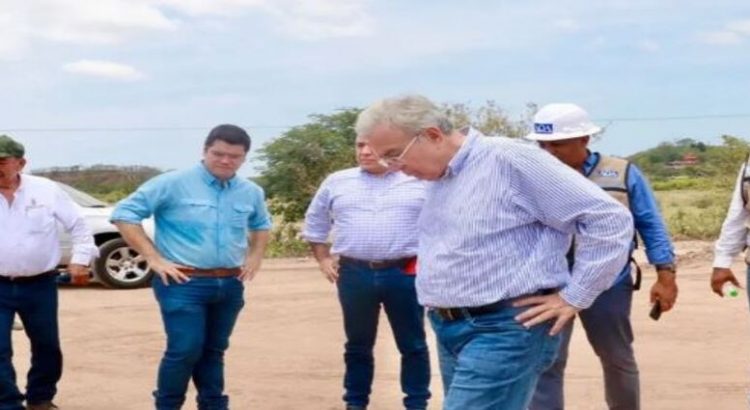 Rubén Rocha supervisa la construcción del puente El Quelite