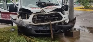 Dos paramédicos lesionados en accidente vial