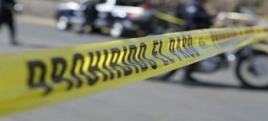 Encuentran a marino colgado de un juego infantil