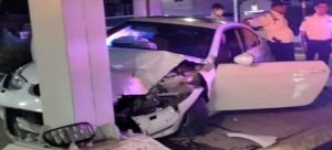 Automóvil se impacta contra semáforo