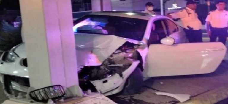 Automóvil se impacta contra semáforo