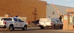 Muere al caerle una tarima