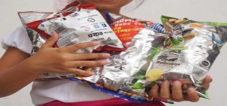 Intentan prohibir venta de dulces, refrescos y frituras amenores de edad Intentan prohibir venta de dulces, refrescos y frituras amenores de edad