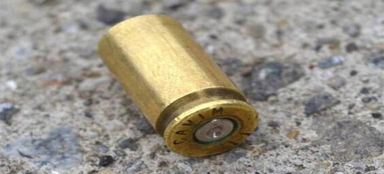 Hombre es baleado en la espalda