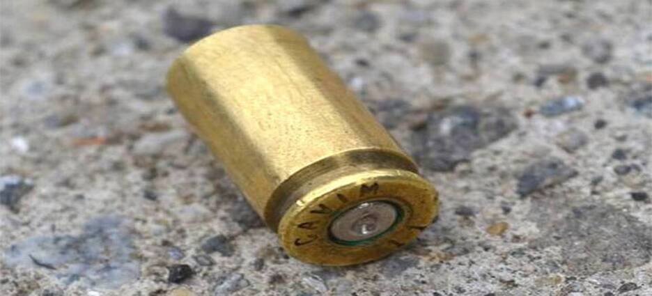 Hombre es baleado en la espalda