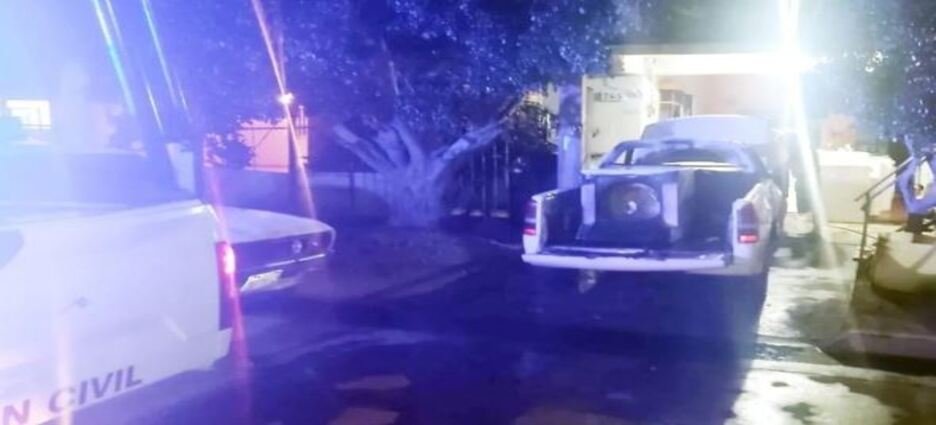 Camioneta termina incendiada