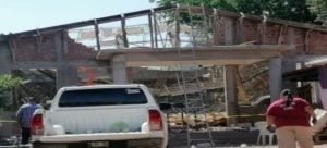 Albañiles atrapados por caída de techo