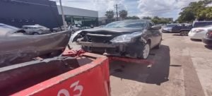 Accidente vial deja a una mujer lesionada