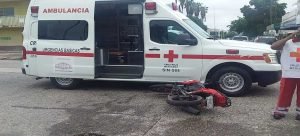 Menor de edad se impacta contra ambulancia