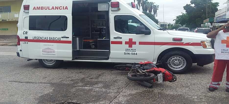 Menor de edad se impacta contra ambulancia