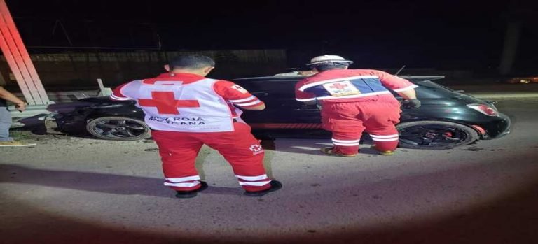 Conductor lesionado al chocar contra muro de contención