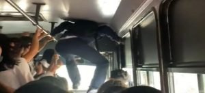 Para bajar del camión tuvo que caminar encima de los asientos