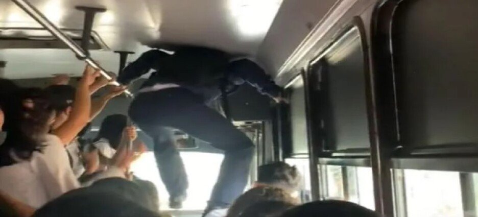 Para bajar del camión tuvo que caminar encima de los asientos
