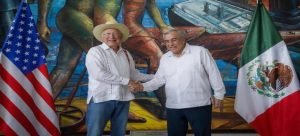 Ken Salazar y Rubén Rocha se reúnen para eliminar alerta de viaje