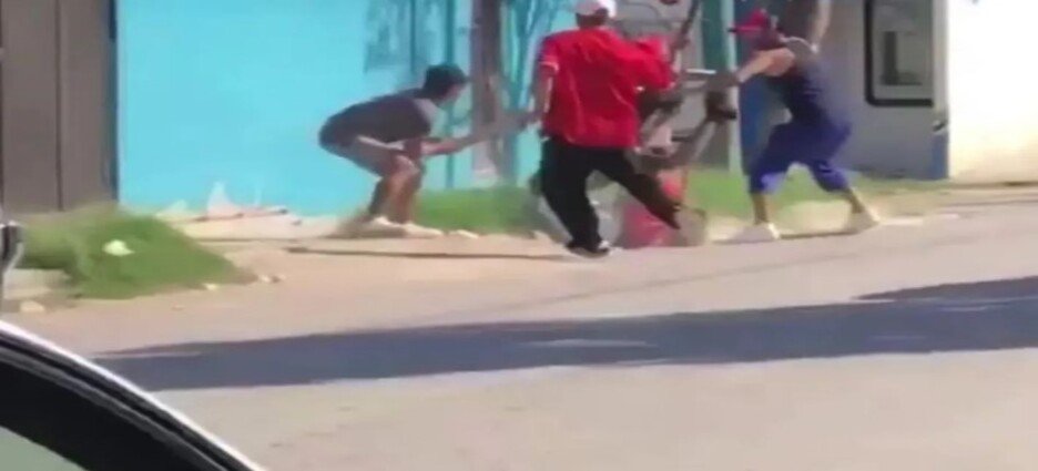 Sujetos pelean con machetes