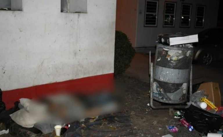 Adulto mayor en el abandono afuera del Hospital General en Los Mochis