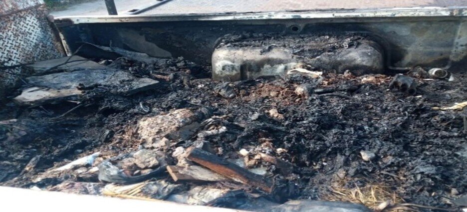 Camioneta termina incendiada en Real del Monte