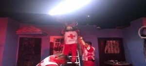 Rescatan a un hombre del techo de una vivienda