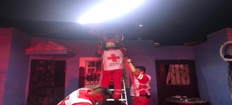 Rescatan a un hombre del techo de una vivienda