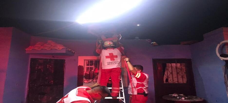 Rescatan a un hombre del techo de una vivienda