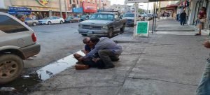 Captan a 2 mujeres peleando por un hombre