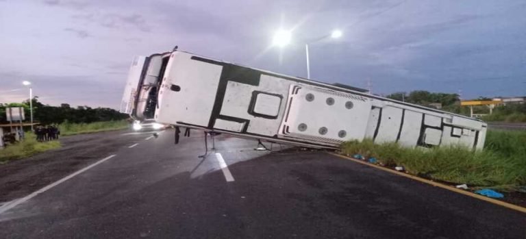Se accidenta camión que trasladaba a jornaleros agrícolas