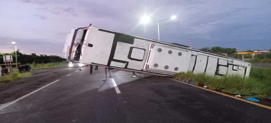 Se accidenta camión que trasladaba a jornaleros agrícolas