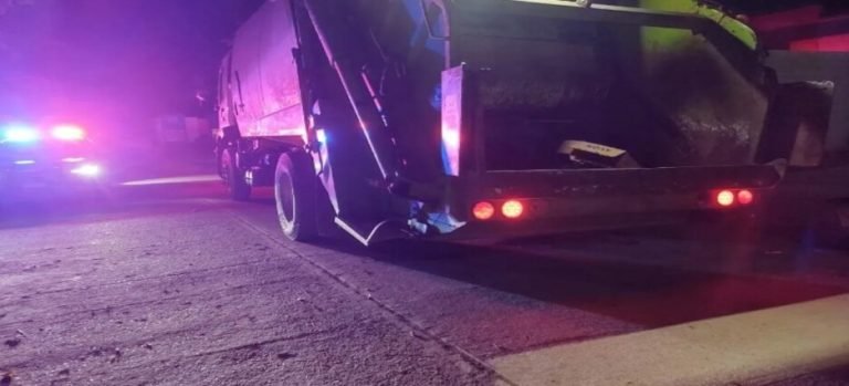 Accidente entre camión de basura y una camioneta