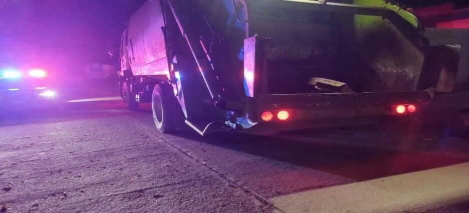 Accidente entre camión de basura y una camioneta