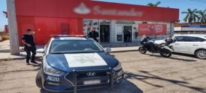 Sujeto ingresa armado a un banco y se lleva 77 mil 600 pesos