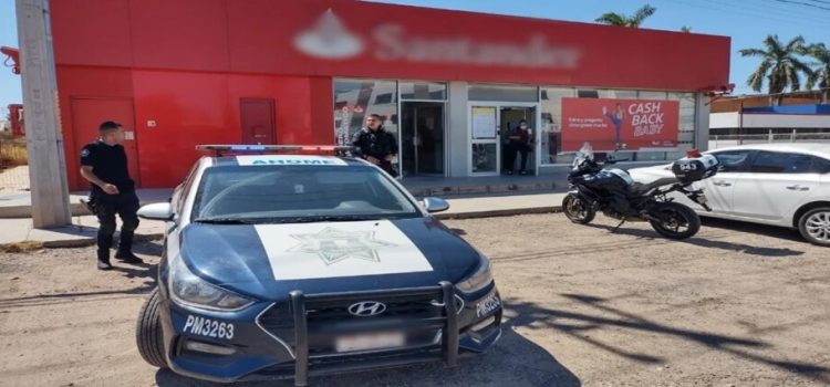 Sujeto ingresa armado a un banco y se lleva 77 mil 600 pesos