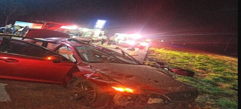 Automóvil quedó volcado por problemas con los neumáticos