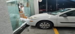 Conductora se mete con todo y vehículo a una farmacia