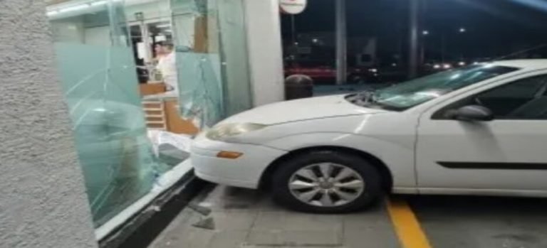 Conductora se mete con todo y vehículo a una farmacia