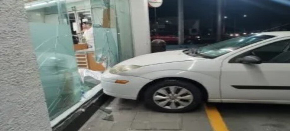 Conductora se mete con todo y vehículo a una farmacia