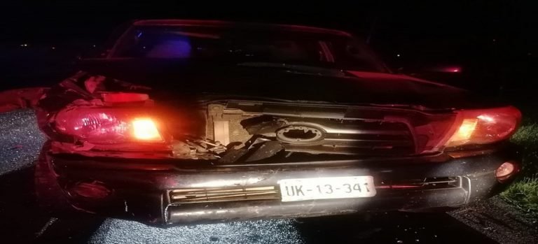 Automóvil termina en el interior de un canal de riego