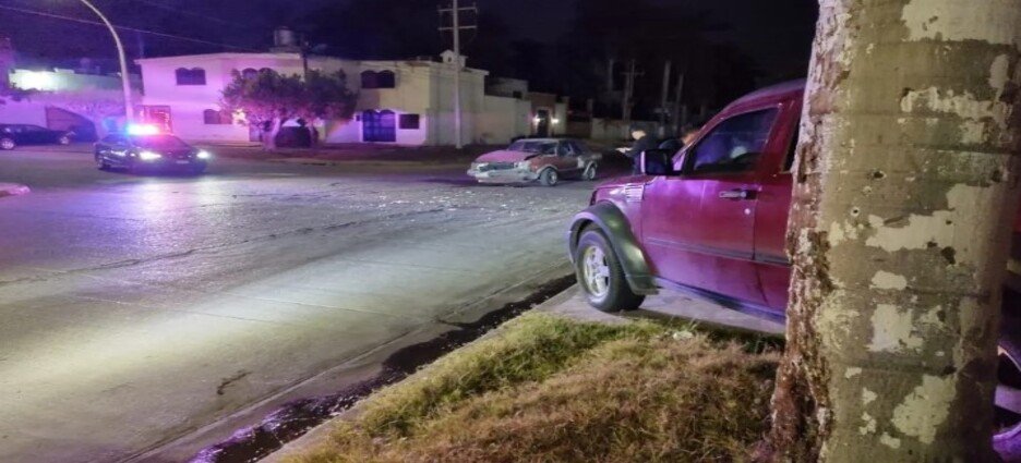 Vagoneta es embestida por otro vehículo