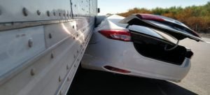 Automóvil quedó debajo de un tráiler en la carretera México 15