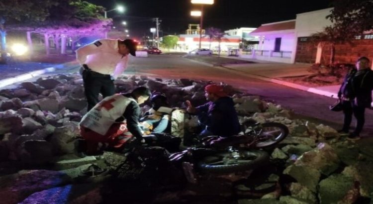 Motociclista termina lesionado al caer sobre escombros