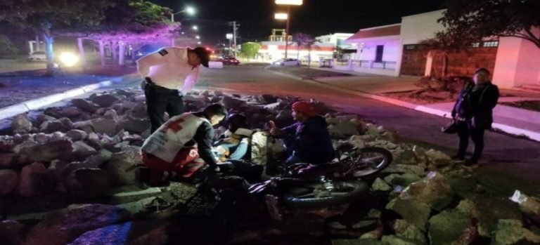 Motociclista termina lesionado al caer sobre escombros