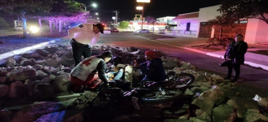Motociclista termina lesionado al caer sobre escombros