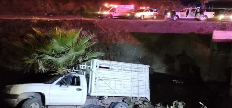 Conductor cae en canal de la carretera Internacional México 15