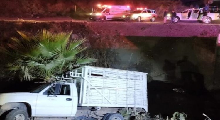Conductor cae en canal de la carretera Internacional México 15